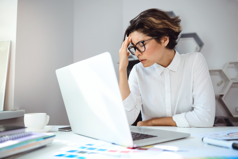 Atrapados sin saberlo: estrés, dependencia y silencio en las organizaciones